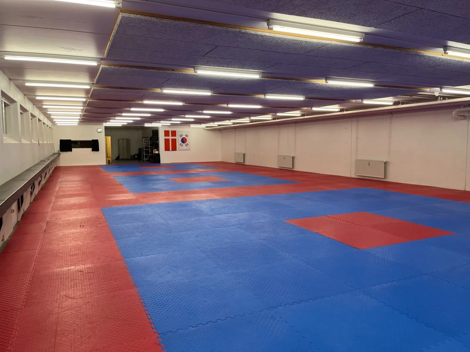 Den store dojang hos Lyseng Taekwondo med røde og blå måtter
